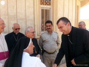 Mons. Luis Rafael Sako y Mons, Amel Shamon Nona en un encuentro con refugiados en Tilkef (Irak)