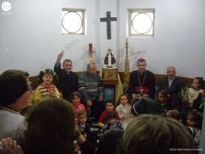 El nuevo patriarca católico caldeo, Mons. Amel Shamon Nona, junto a fieles iraquíes