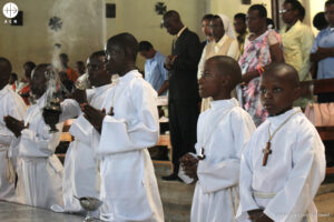 Monaguillos durante la celebración de una Misa en la diócesis de Bukavu (R.D. Congo)