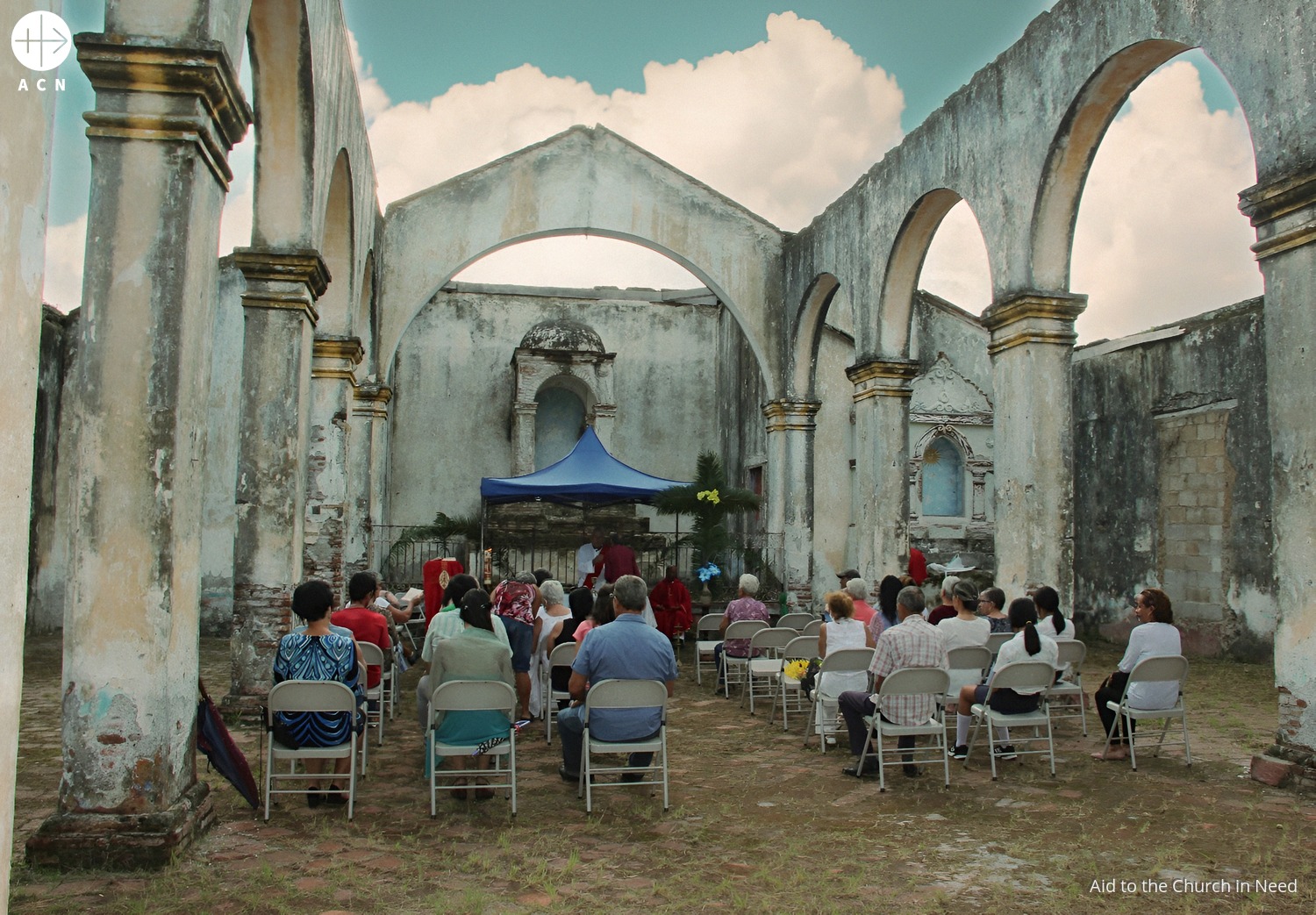 Celebración de una Misa en una iglesia destruida Celebración de una Misa en una iglesia destruida
