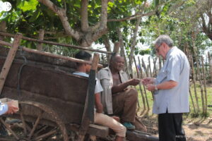 Monseñor Arturo Gonzalez, obispo de Santa Clara (Cuba), durante una conversación con personas del campo