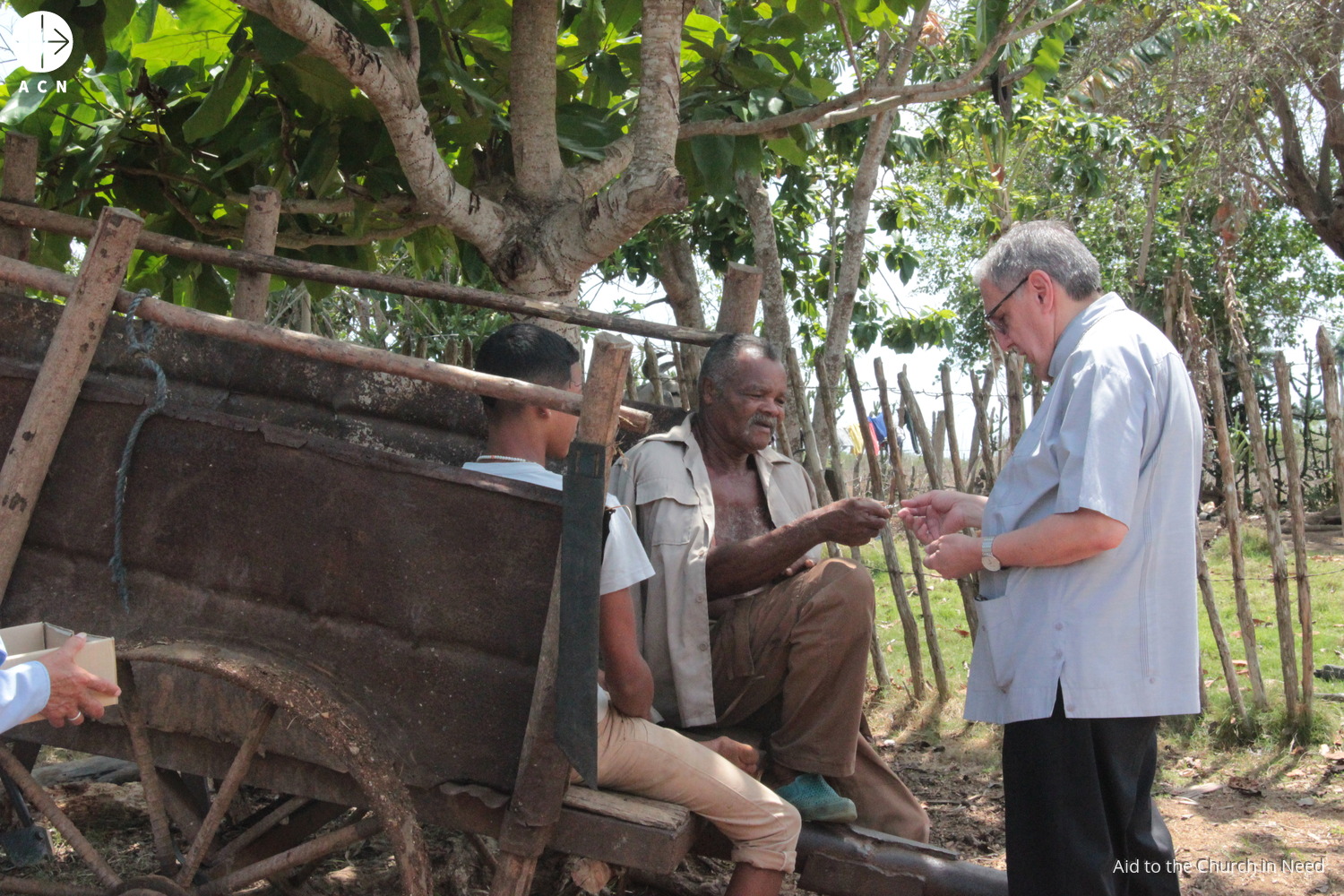 Monseñor Arturo Gonzalez, obispo de Santa Clara (Cuba), durante una conversación con personas del campo Monseñor Arturo Gonzalez, obispo de Santa Clara (Cuba), durante una conversación con personas del campo