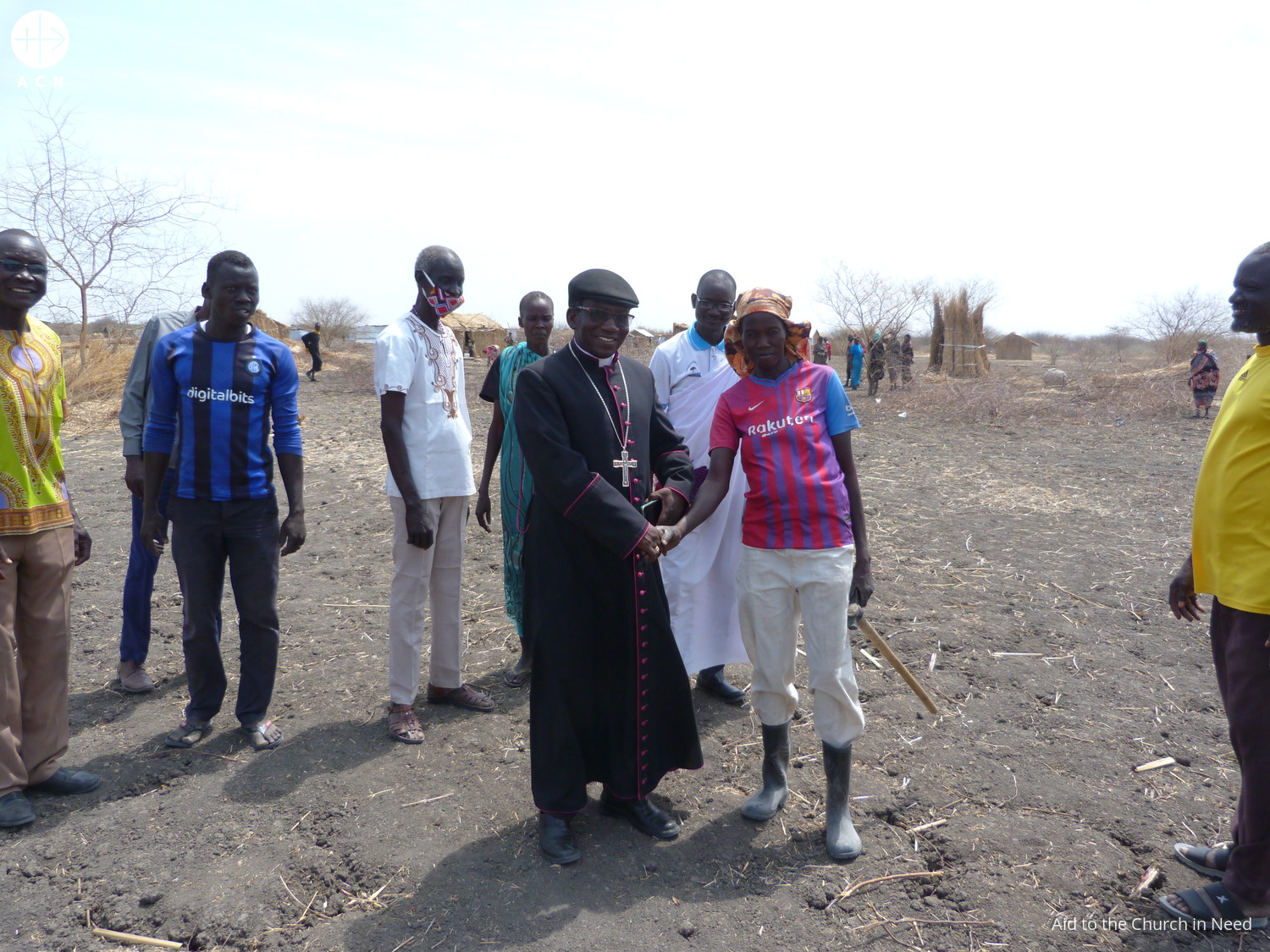 Mons. Stephen Nyodho, obispo de Malakal (Sudán del Sur) se encuentran con un grupo de refugiados en Wadakona Mons. Stephen Nyodho, obispo de Malakal (Sudán del Sur) se encuentran con un grupo de refugiados en Wadakona