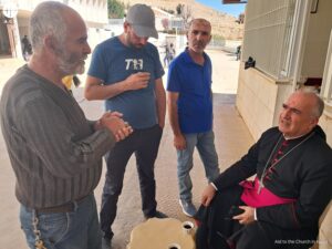 Monseñor Hanna Rahme con una persona desplazada en Líbano