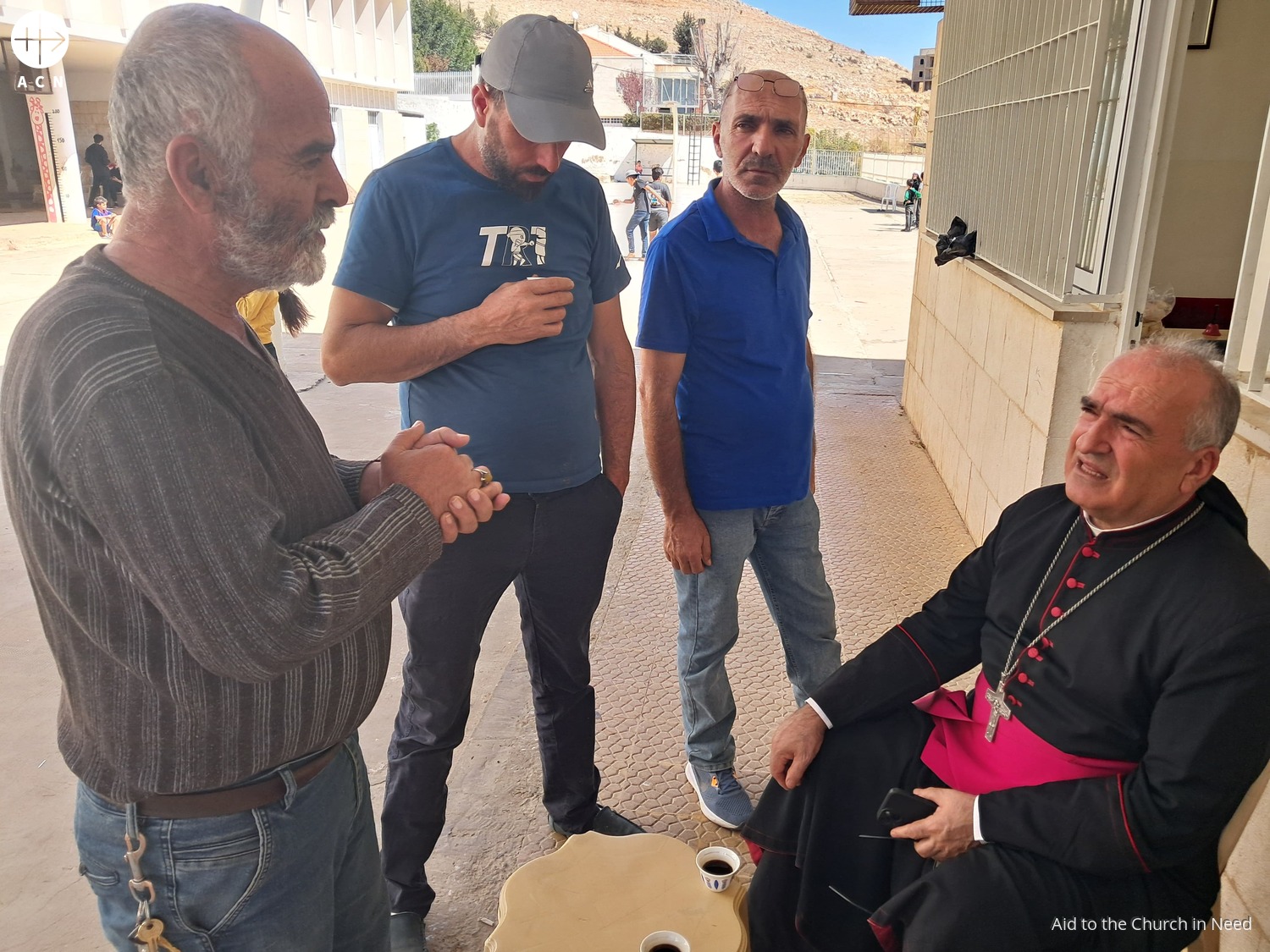 Monseñor Hanna Rahme con una persona desplazada en Líbano