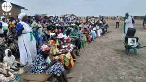 Misa en un campo de refugiados del área pastoral de Kospi (Sudán)