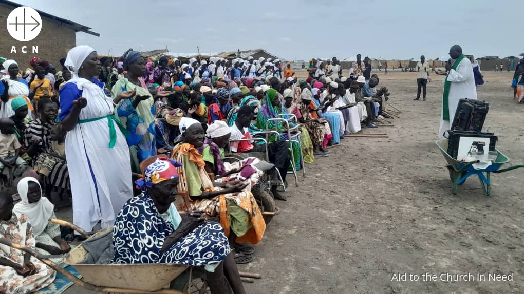Misa en un campo de refugiados del área pastoral de Kospi (Sudán)