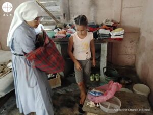 Una religiosa lleva ayuda esencial a una familia en Cuba