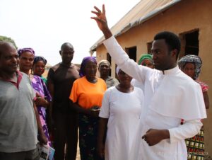 El padre Jonathan Ukuma junto a un grupo de feligreses en Yelwata (Nigeria)