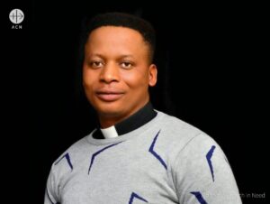 El padre Nathaniel Ayawase, sacerdote nigeriano liberado después de tres meses de secuestro