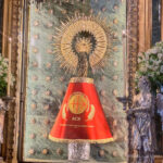 ACN entrega un manto a la Virgen del Pilar como «Madre de los cristianos perseguidos»