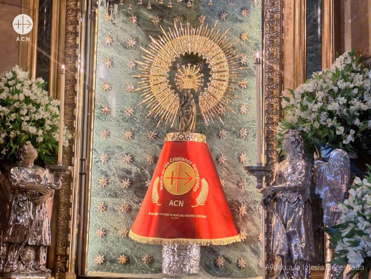 La Virgen del Pilar con el manto entregado por ACN. © Ayuda a la Iglesia Necesitada (ACN) La Virgen del Pilar con el manto entregado por ACN. © Ayuda a la Iglesia Necesitada (ACN)