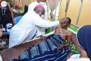 Un obispo nigeriano visita a uno de los supervivientes de la masacre en el estado de Ondo en 2022. © Diocese of Ondo Un obispo nigeriano visita a uno de los supervivientes de la masacre en el estado de Ondo en 2022. © Diocese of Ondo