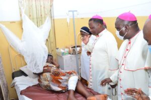 Monseñor Jude Arogundade, obispo de Ondo, visita a las víctimas del ataque de 2022. © Diocese of Ondo Monseñor Jude Arogundade, obispo de Ondo, visita a las víctimas del ataque de 2022. © Diocese of Ondo