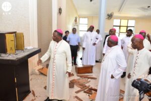Los obispos visitan la parroquia de San Francisco tras la matanza en 2022. © Diocese of Ondo Los obispos visitan la parroquia de San Francisco tras la matanza en 2022. © Diocese of Ondo