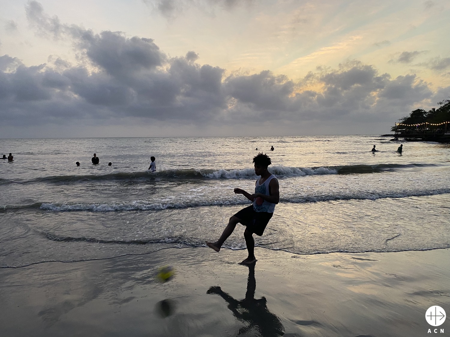 Fútbol al atardecer en la playa de Necocli, Colombia. (ACN) Fútbol al atardecer en la playa de Necocli, Colombia. (ACN)