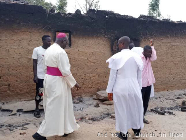 El obispo de Kaduna visita la aldea de Adama Yutse tras ser incendiada por los terroristas en 2024 El obispo de Kaduna visita la aldea de Adama Yutse tras ser incendiada por los terroristas en 2024