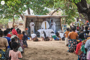 Misa en el campo de desplazados de Ntle, en la región de Cabo Delgado, Mozambique. © Menjibar/ACN