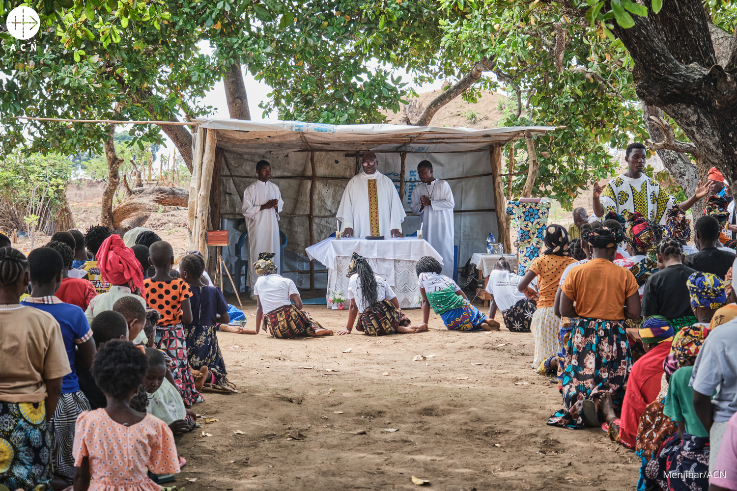 Misa en el campo de desplazados de Ntle, en la región de Cabo Delgado, Mozambique. © Menjibar/ACN Misa en el campo de desplazados de Ntle, en la región de Cabo Delgado, Mozambique. © Menjibar/ACN