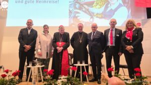 El cardenal Kurt Koch con miembros del equipo de ACN y participantes de la peregrinación por los cristianos perseguidos El cardenal Kurt Koch con miembros del equipo de ACN y participantes de la peregrinación por los cristianos perseguidos