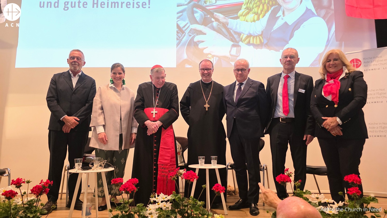El cardenal Kurt Koch con miembros del equipo de ACN y participantes de la peregrinación por los cristianos perseguidos