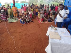 Misioneros combonianos durante una celebración con los desplazados por la guerra en la R.D. del Congo Misioneros combonianos durante una celebración con los desplazados por la guerra en la R.D. del Congo