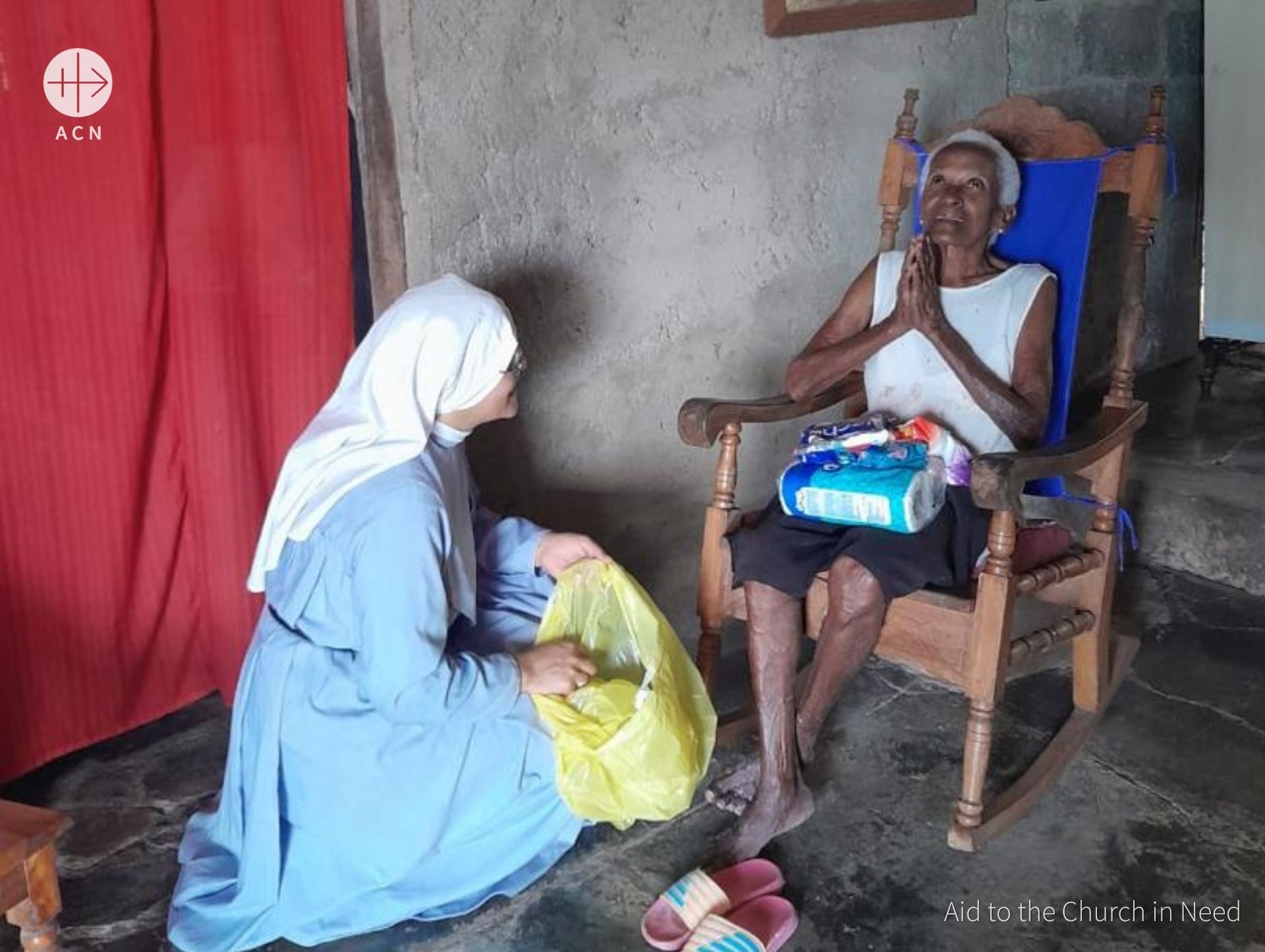 Una religiosa distribuye productos de primera necesidad en Cuba