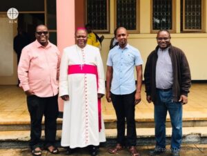 Monseñor Osório Citora Afonso, obispo de Quelimane (Mozambique), con seminaristas de su diócesis Monseñor Osório Citora Afonso, obispo de Quelimane (Mozambique), con seminaristas de su diócesis