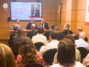 Mons. Shevchuk interviene en un encuentro durante su visita a la sede de ACN España en Madrid. © ACN España