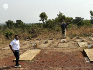 El padre Philip junto a las tumbas de los 19 mártires de Mbalom (Makurdi, Nigeria) El padre Philip junto a las tumbas de los 19 mártires de Mbalom (Makurdi, Nigeria)