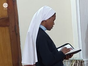 Hermana clarisa rezando la Liturgia de las Horas en la diócesis de Bareilly (India) Congregarion