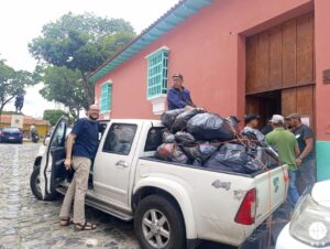 Un coche de una parroquia de Petare lleno de ayuda para las víctimas del terremoto. (ACN)