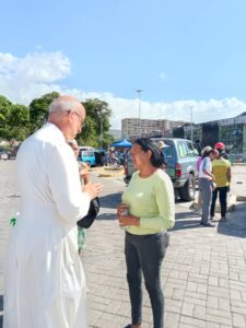Un sacerdote atiende a una mujer tras el terremoto en Venezuela