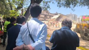 Hermana Discípula del Divino Maestro mira los trabajos de rescate tras el terremoto en Caracas (Venezuela) Hermana Discípula del Divino Maestro mira los trabajos de rescate tras el terremoto en Caracas (Venezuela)