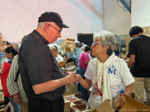 Mons. Raúl Biord, arzobispo de Caracas, visita uno de los puntos de recogida de ayuda humanitaria tras el terremoto del 24 de junio de 2026