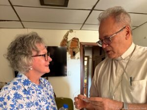 Regina Lynch, presidenta ejecutiva de ACN, con Mons. Raúl Biord, arzobispo de Caracas, durante su visita a Venezuela tras el terremoto del 24 de junio de 2026