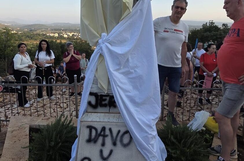 Estatua de la Virgen María vandalizada en Medjugorje. (ACN)