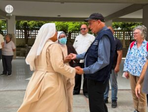 Mons. Raúl Biord, arzobispo de Caracas, saluda a la hermana Coromoto durante su visita a la iglesia del colegio Divina Providencia, en La Guaira (Venezuela), para conocer los daños tras el terremoto Mons. Raúl Biord, arzobispo de Caracas, saluda a la hermana Coromoto durante su visita a la iglesia del colegio Divina Providencia, en La Guaira (Venezuela), para conocer los daños tras el terremoto