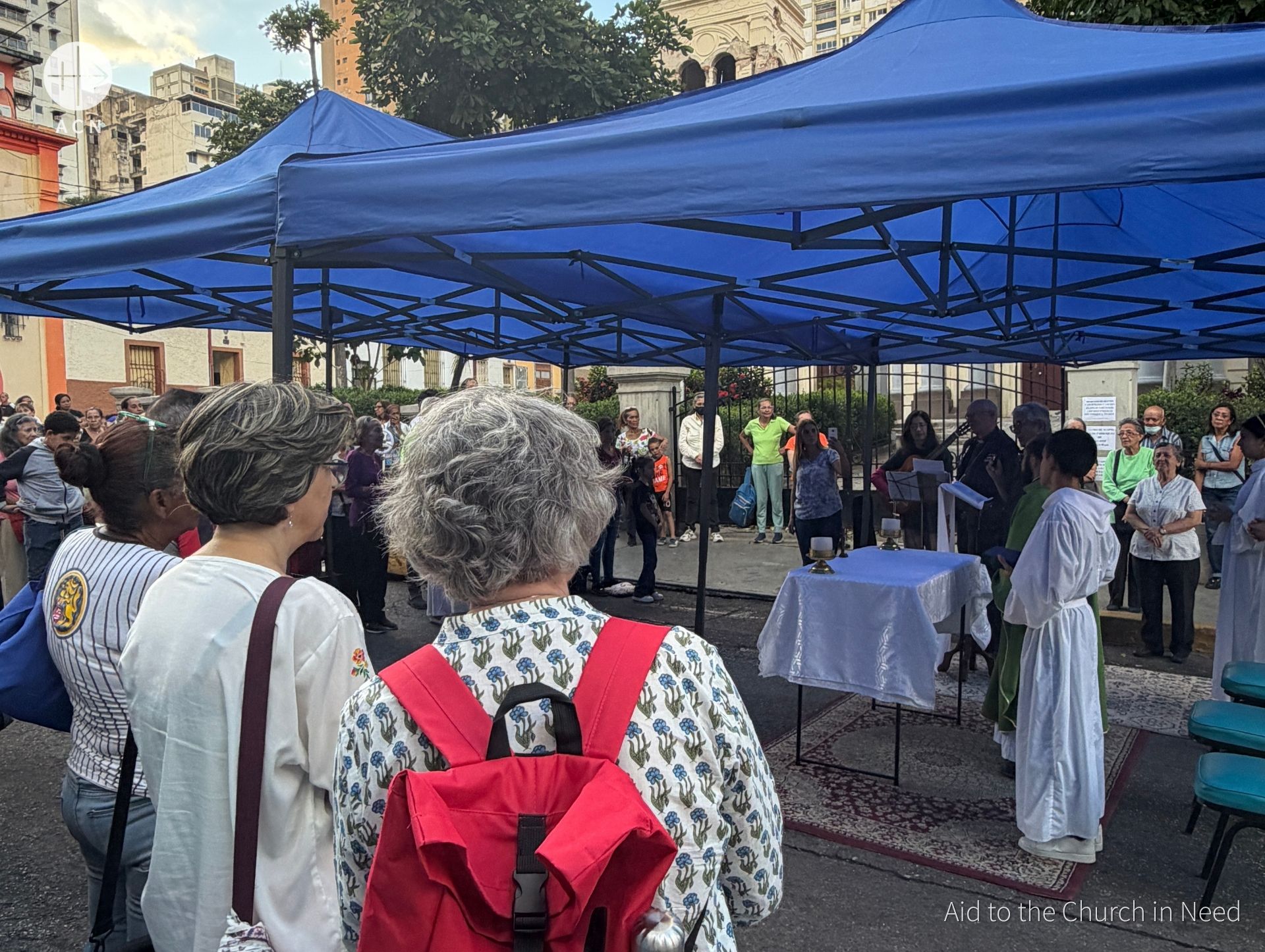 El equipo de ACN enviado a Venezuela asiste a una Misa en las calles de Caracas tras el terremoto