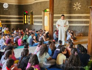 Misa durante un campamento de verano para niños y jóvenes en Siria, organizado por jesuitas y apoyado por ACN