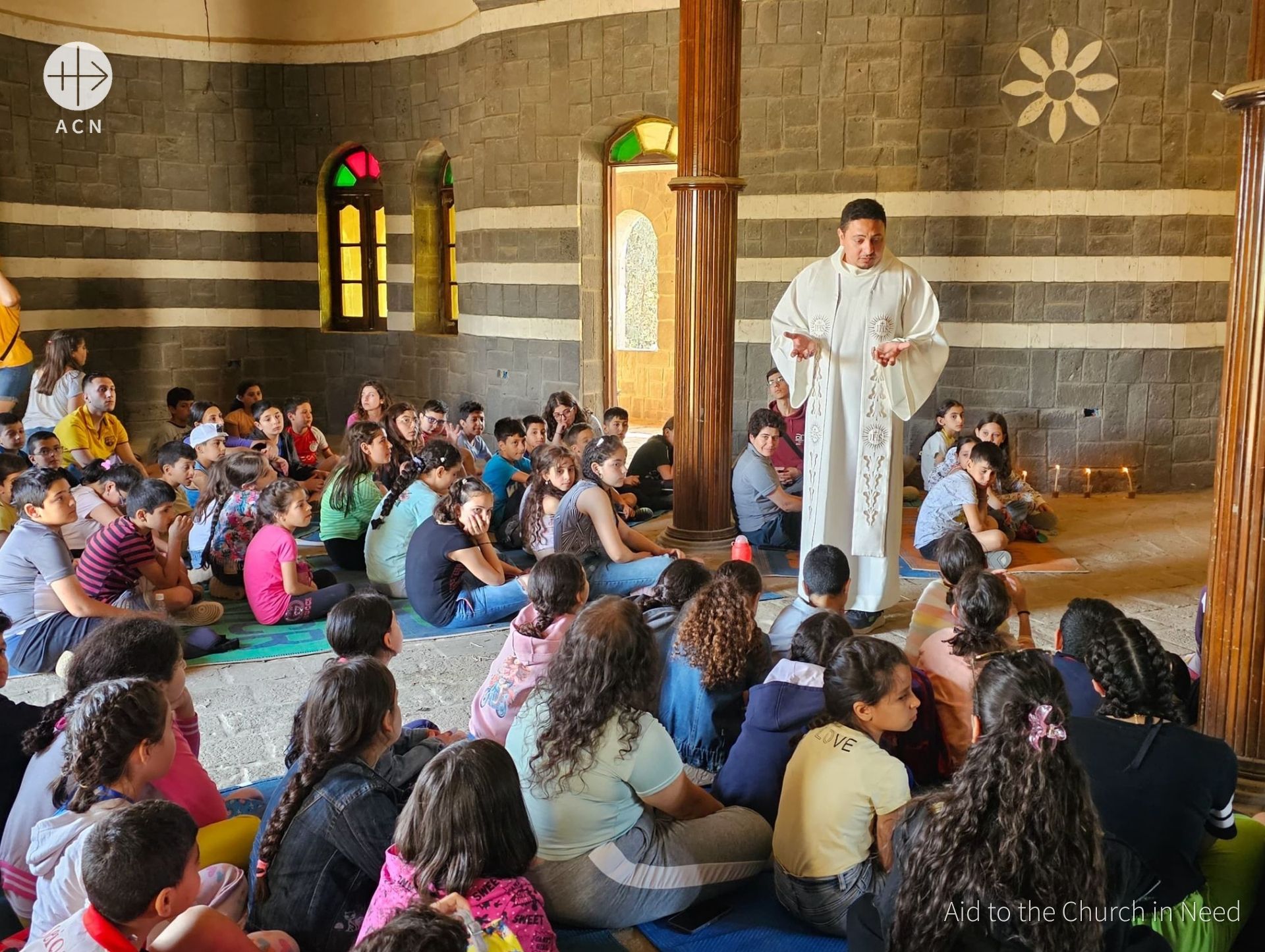 Misa durante un campamento de verano para niños y jóvenes en Siria, organizado por jesuitas y apoyado por ACN Misa durante un campamento de verano para niños y jóvenes en Siria, organizado por jesuitas y apoyado por ACN