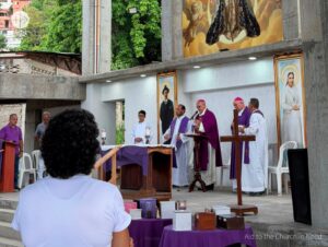 Celebración de la Misa en la parroquia de Nuestra Señora de la Candelaria, en Caraballeda, La Guaira. Presiden Mons. Pablo Modesto, obispo de la Guaira, y Mons. Raúl Biord, arzobispo de Caracas Celebración de la Misa en la parroquia de Nuestra Señora de la Candelaria, en Caraballeda, La Guaira. Presiden Mons. Pablo Modesto, obispo de la Guaira, y Mons. Raúl Biord, arzobispo de Caracas