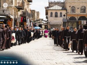 Procesión de frailes franciscanos por las calles de Jerusalén. © Latin Patriarchate of Jerusalem Procesión de frailes franciscanos por las calles de Jerusalén. © Latin Patriarchate of Jerusalem
