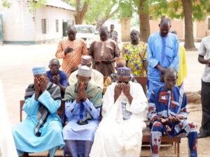 Líderes de comunidades locales en Nigeria rezan juntos antes de discutir los problemas de la región Líderes de comunidades locales en Nigeria rezan juntos antes de discutir los problemas de la región