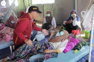 Monseñor Siprianus Hormat, obispo de Ruteng, visita a los heridos por el terremoto en Indonesia Monseñor Siprianus Hormat, obispo de Ruteng, visita a los heridos por el terremoto en Indonesia