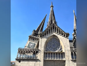 La Basílica Catedral de Nuestra Señora del Rosario, en Manizales, con una de sus torres derrumbadas tras el terremoto. © Arquidiócesis de Manizales La Basílica Catedral de Nuestra Señora del Rosario, en Manizales, con una de sus torres derrumbadas tras el terremoto. © Arquidiócesis de Manizales