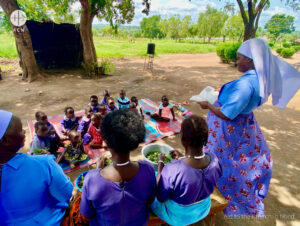 Las hermanas salesianas dan catequesis y leen la Biblia a los niños del asentamiento de Palabek (Uganda) Las hermanas salesianas dan catequesis y leen la Biblia a los niños del asentamiento de Palabek (Uganda)