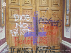 Pintadas en la iglesia de la Vera Cruz tras los disturbios en Santiago de Chile en 2019 Pintadas en la iglesia de la Vera Cruz tras los disturbios en Santiago de Chile en 2019
