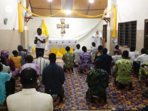 Oración ante el Santísimo en la capilla de la Escuela Juvenil Felicidad, en Benín Oración ante el Santísimo en la capilla de la Escuela Juvenil Felicidad, en Benín