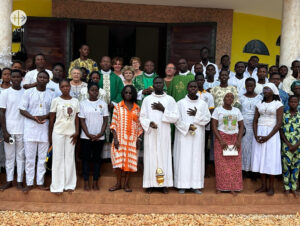 Sacerdotes y familias después de la celebración de la Misa en la Escuela Juventil Felicidad, en la diócesis de Cotonou (Benín) Sacerdotes y familias después de la celebración de la Misa en la Escuela Juventil Felicidad, en la diócesis de Cotonou (Benín)